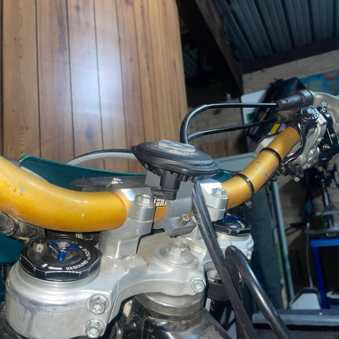 Axle Sliders + Quad Lock Handlebar Mount - Media 2