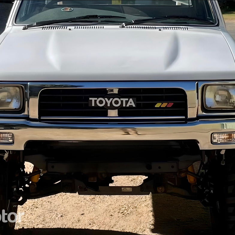 N50 Hilux TOYOTA Grill Badge - Media 2