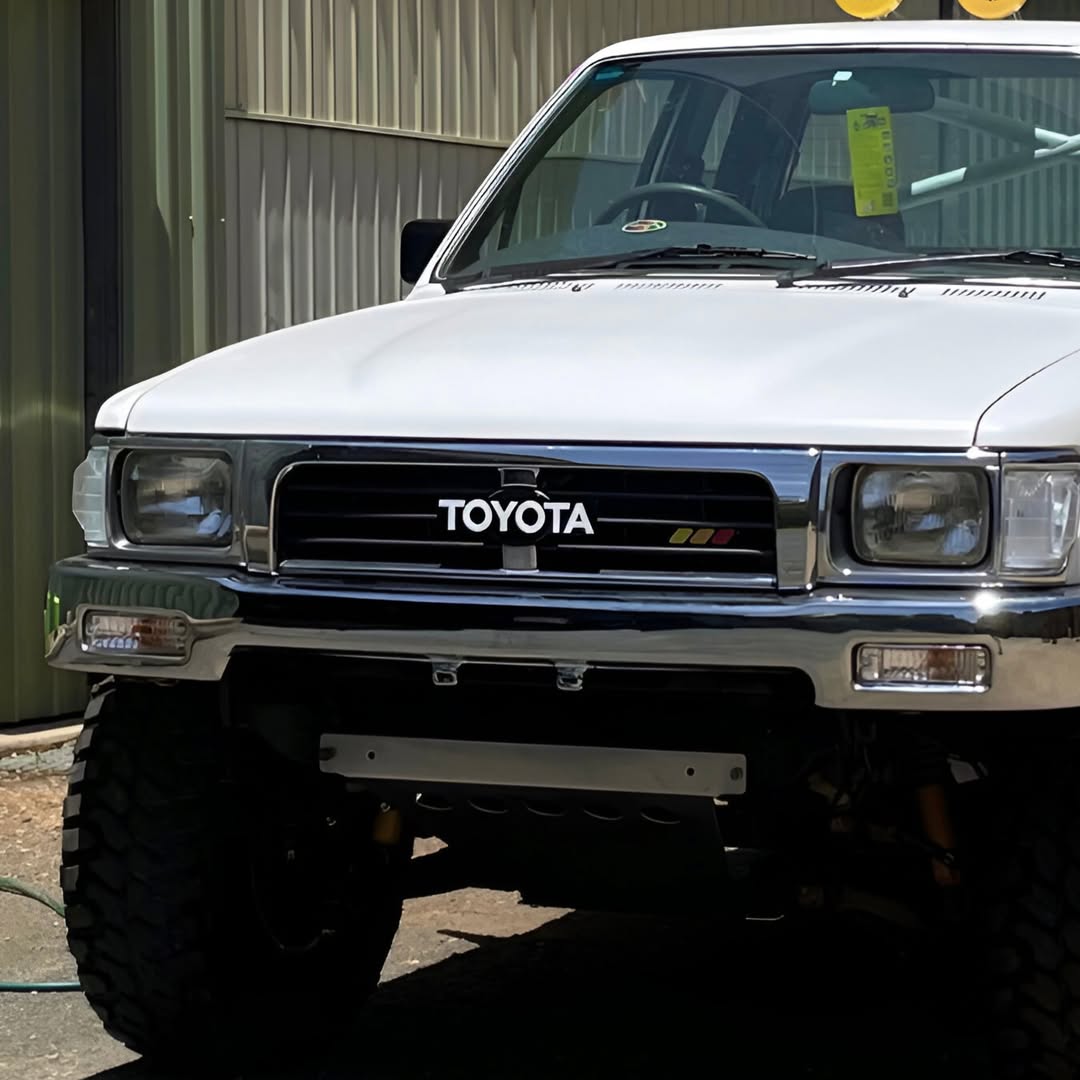 N50 Hilux TOYOTA Grill Badge - Media 4